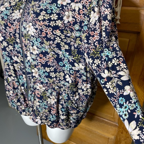 Fever Blue Floral Long Sleeves Zip Up Gathered Hem Relaxed Lightweight Jacket - Picture 13 of 14